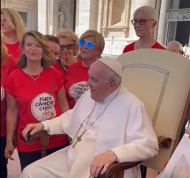 Papa Francesco e la maglietta scabrosa: “Fanc*** al cancro” – VIDEO