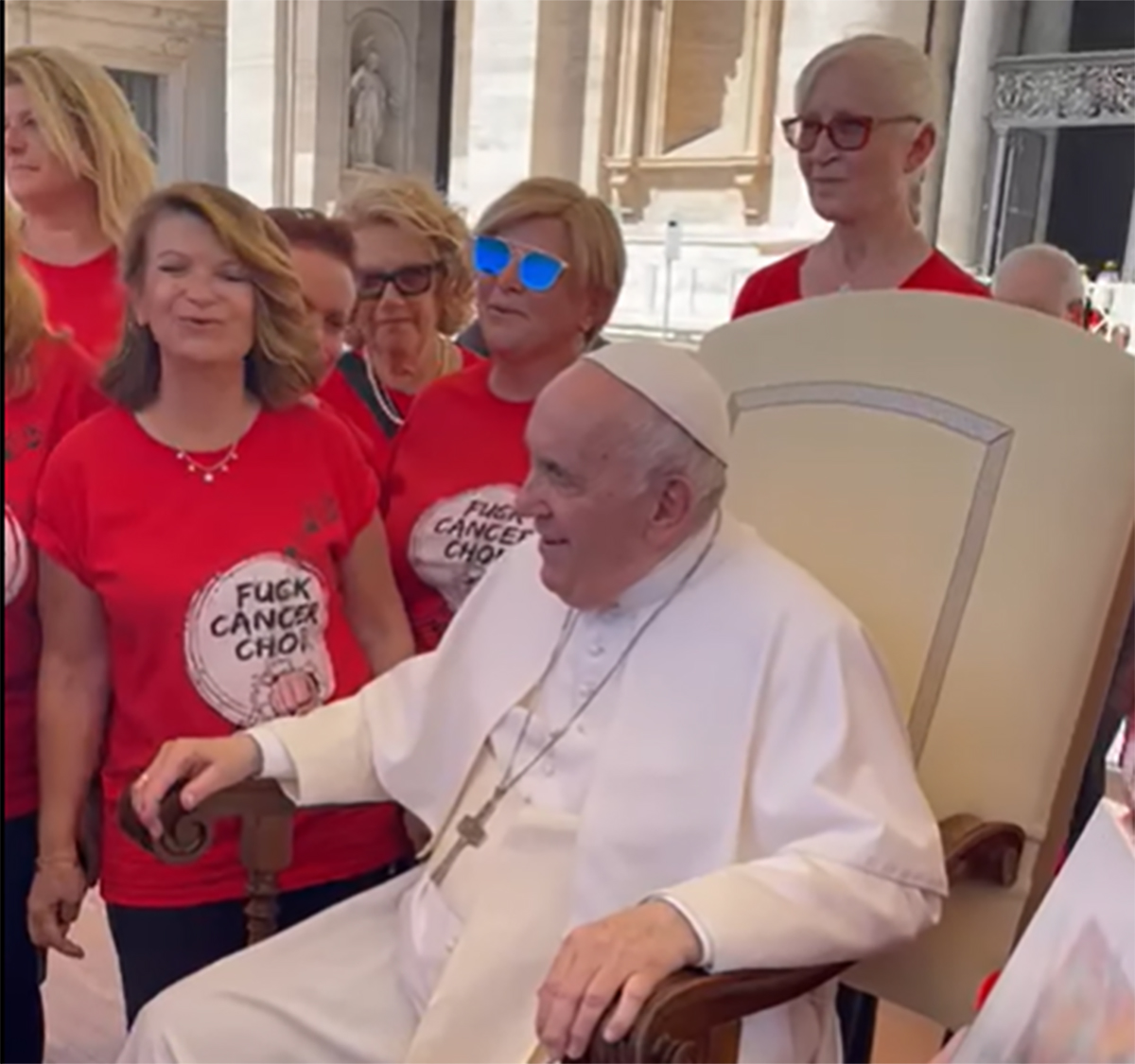 Papa Francesco e la maglietta scabrosa: “Fanc*** al cancro” – VIDEO Papa Francesco e la maglietta scabrosa: “Fanc*** al cancro” – VIDEO