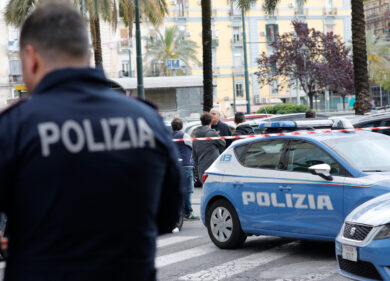 Undici denunce, 2 decreti espulsione, arresti. Ecco chi è l’uomo col machete