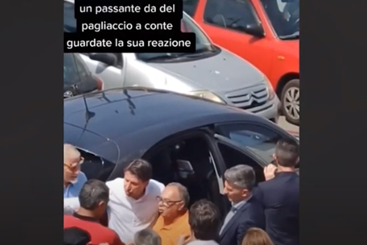 “Conte pagliaccio”. Il leader M5S faccia a faccia col cittadino che lo insulta “Conte pagliaccio”. Il leader M5S faccia a faccia col cittadino che lo insulta