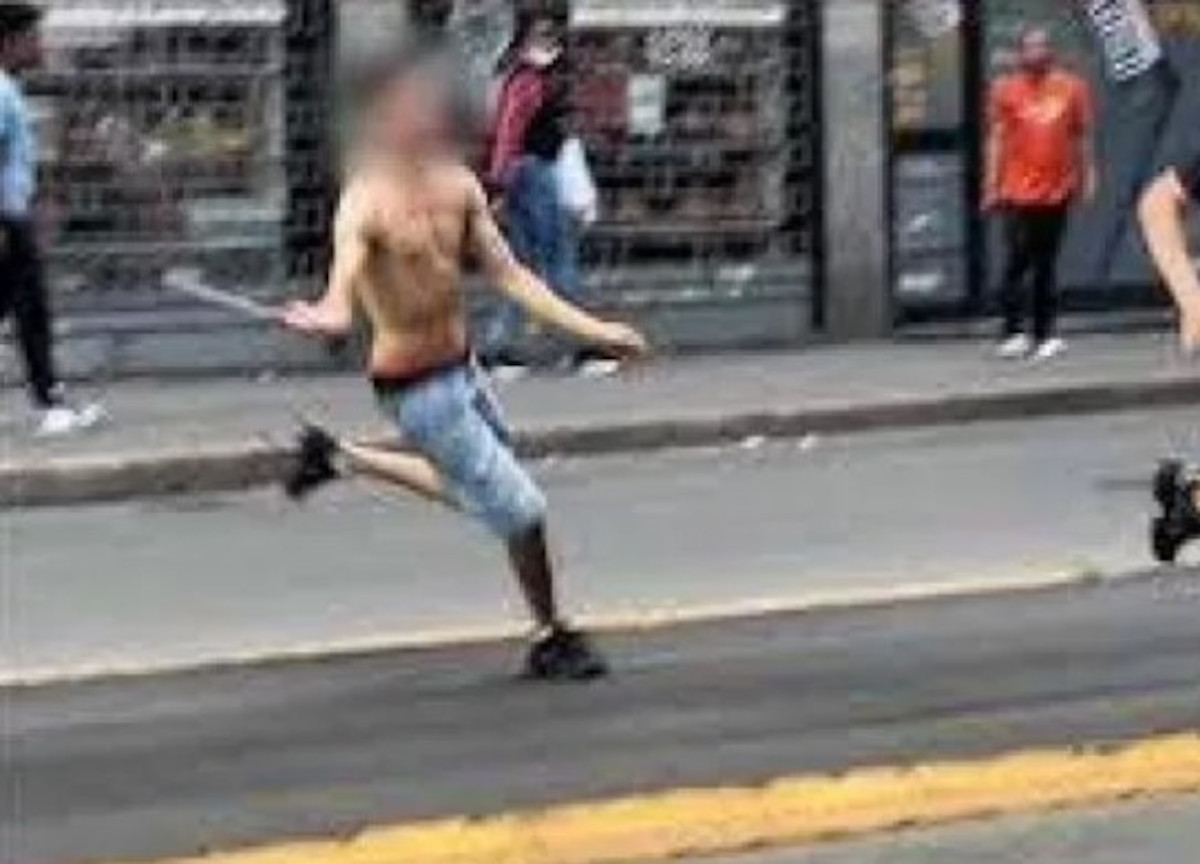 Undici denunce, 2 decreti espulsione, arresti. Ecco chi è l’uomo col machete Undici denunce, 2 decreti espulsione, arresti. Ecco chi è l’uomo col machete