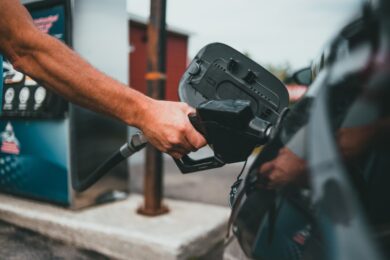 Benzina, il prezzo esplode ancora: il self sfonda i 2 euro al litro
