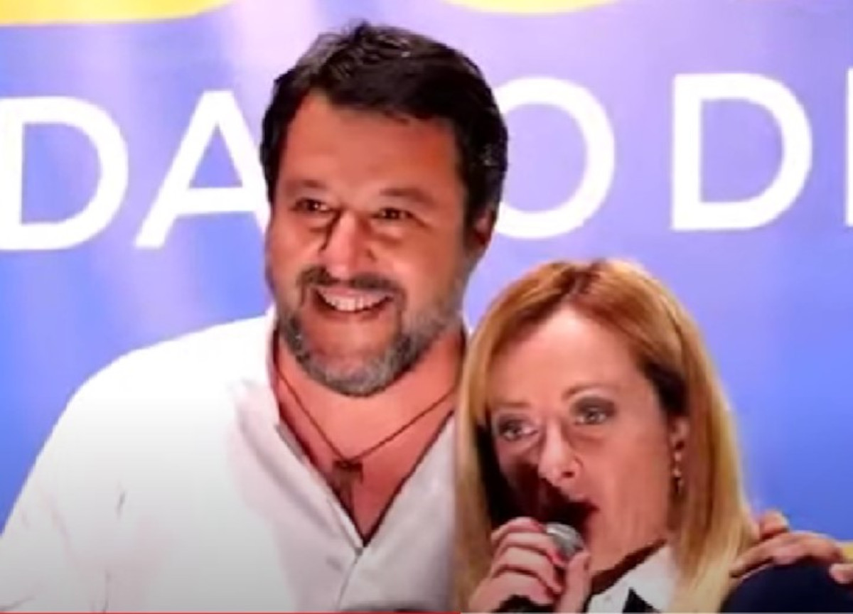 Meloni e Salvini, abbraccio a Verona. “Non finiremo come Romeo e Giulietta”