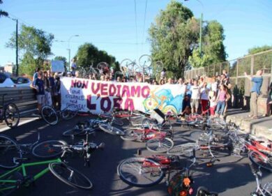 Milano, flash mob per la ciclabile sul ponte della Ghisolfa