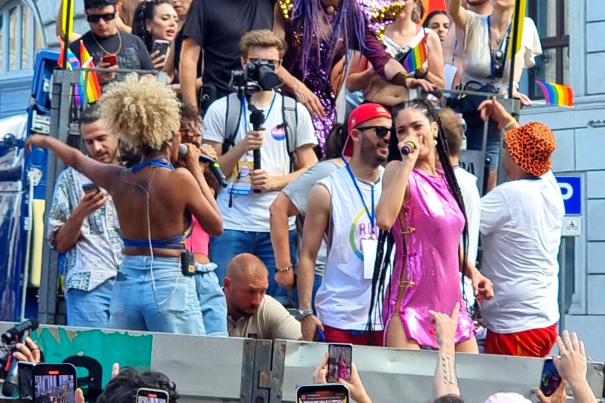 In 50 ballano con Elodie. Maxi concerto con carri e colori al Roma Pride In 50 ballano con Elodie. Maxi concerto con carri e colori al Roma Pride