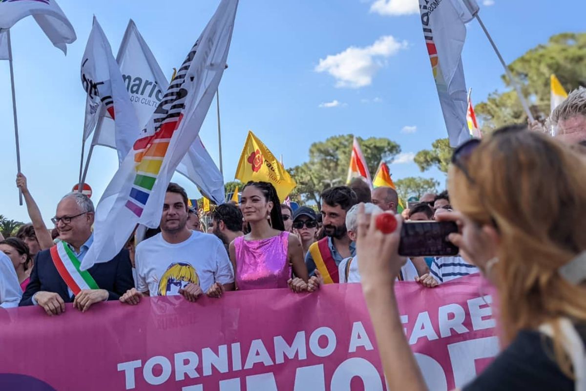 In 50 ballano con Elodie. Maxi concerto con carri e colori al Roma Pride In 50 ballano con Elodie. Maxi concerto con carri e colori al Roma Pride