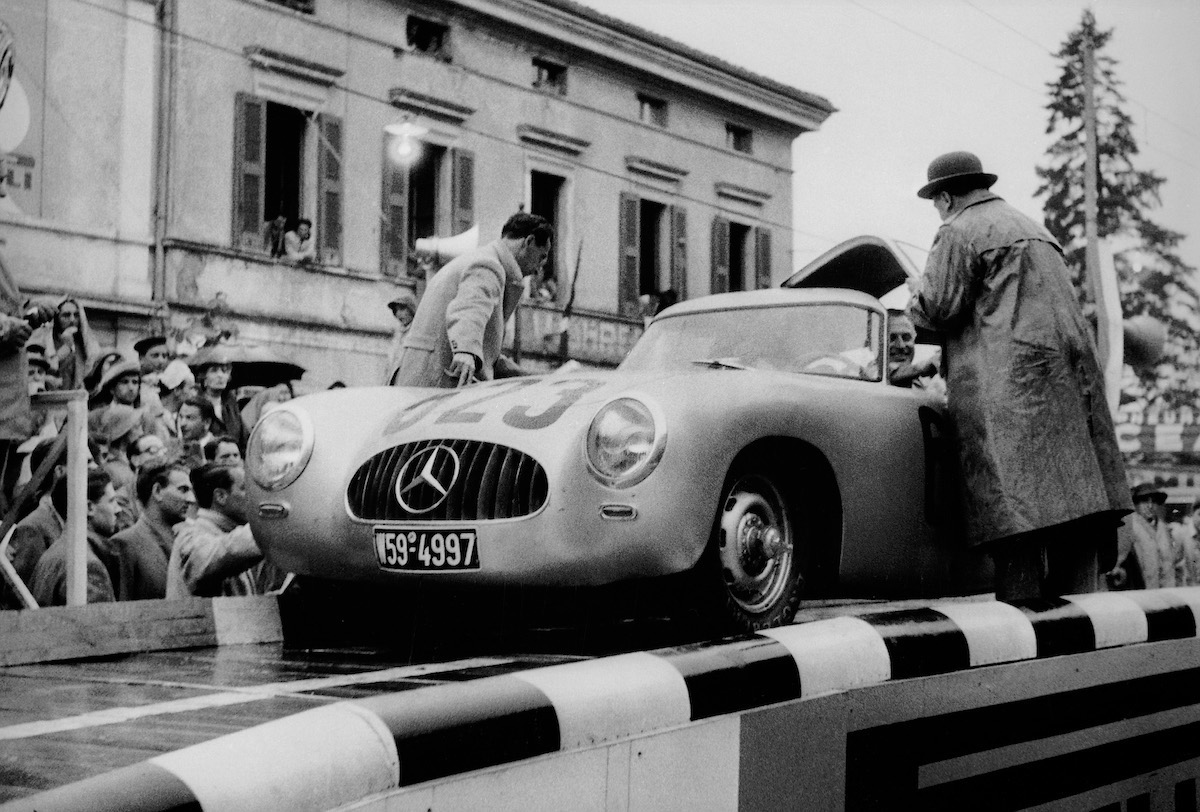 Sulle strade della 1000 Miglia su festeggiano i 70 anni della SL