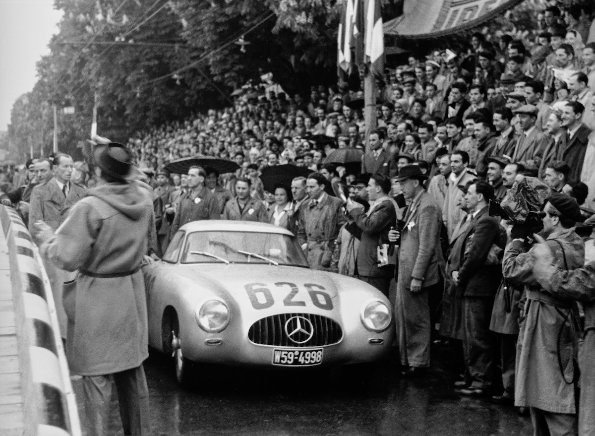 Sulle strade della 1000 Miglia su festeggiano i 70 anni della SL