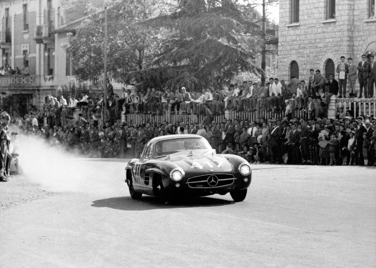 Sulle strade della 1000 Miglia su festeggiano i 70 anni della SL