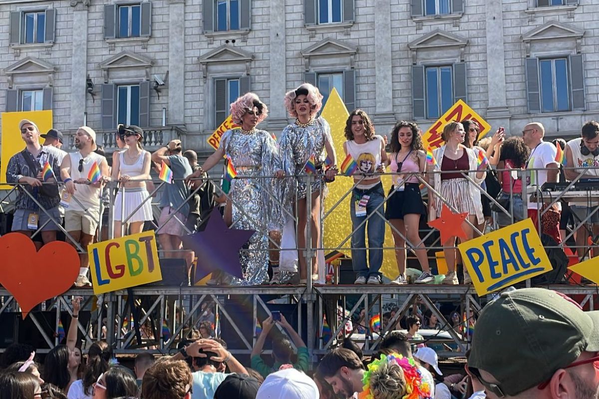 In 50 ballano con Elodie. Maxi concerto con carri e colori al Roma Pride In 50 ballano con Elodie. Maxi concerto con carri e colori al Roma Pride