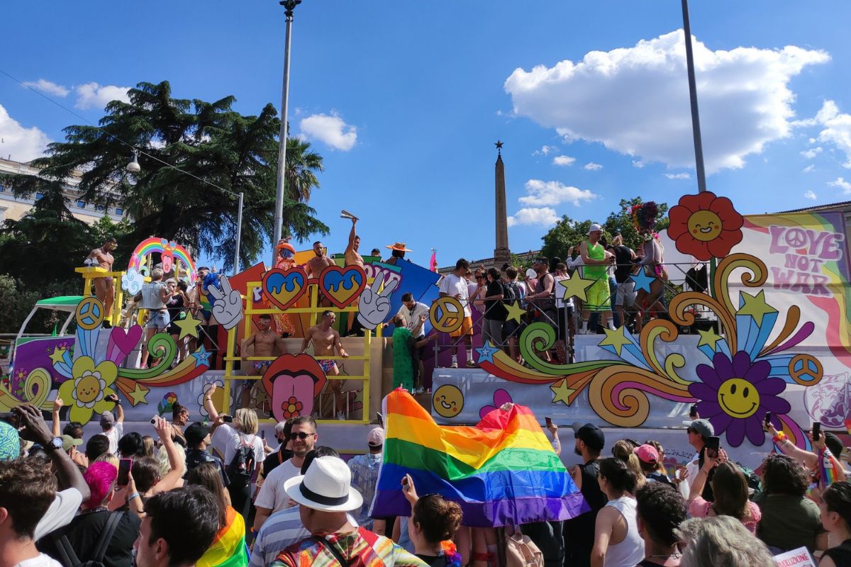 In 50 ballano con Elodie. Maxi concerto con carri e colori al Roma Pride In 50 ballano con Elodie. Maxi concerto con carri e colori al Roma Pride