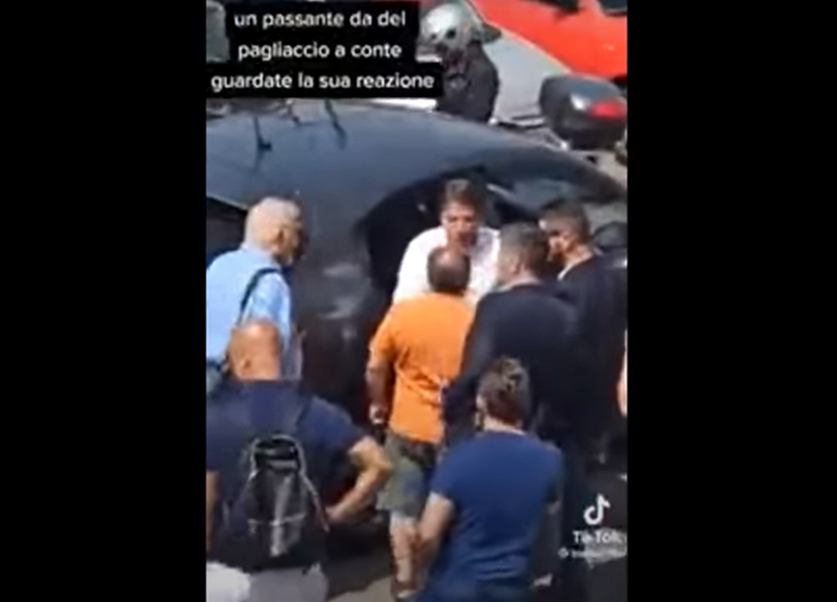 “Assassino traditore corrotto”, Conte insultato a Taranto. VIDEO “Assassino traditore corrotto”, Conte insultato a Taranto. VIDEO