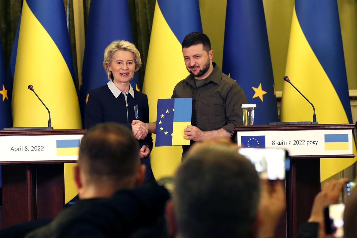 Ucraina, candidatura nell’Ue: von der Leyen torna a Kiev da Zelensky Ucraina, candidatura nell’Ue: von der Leyen torna a Kiev da Zelensky