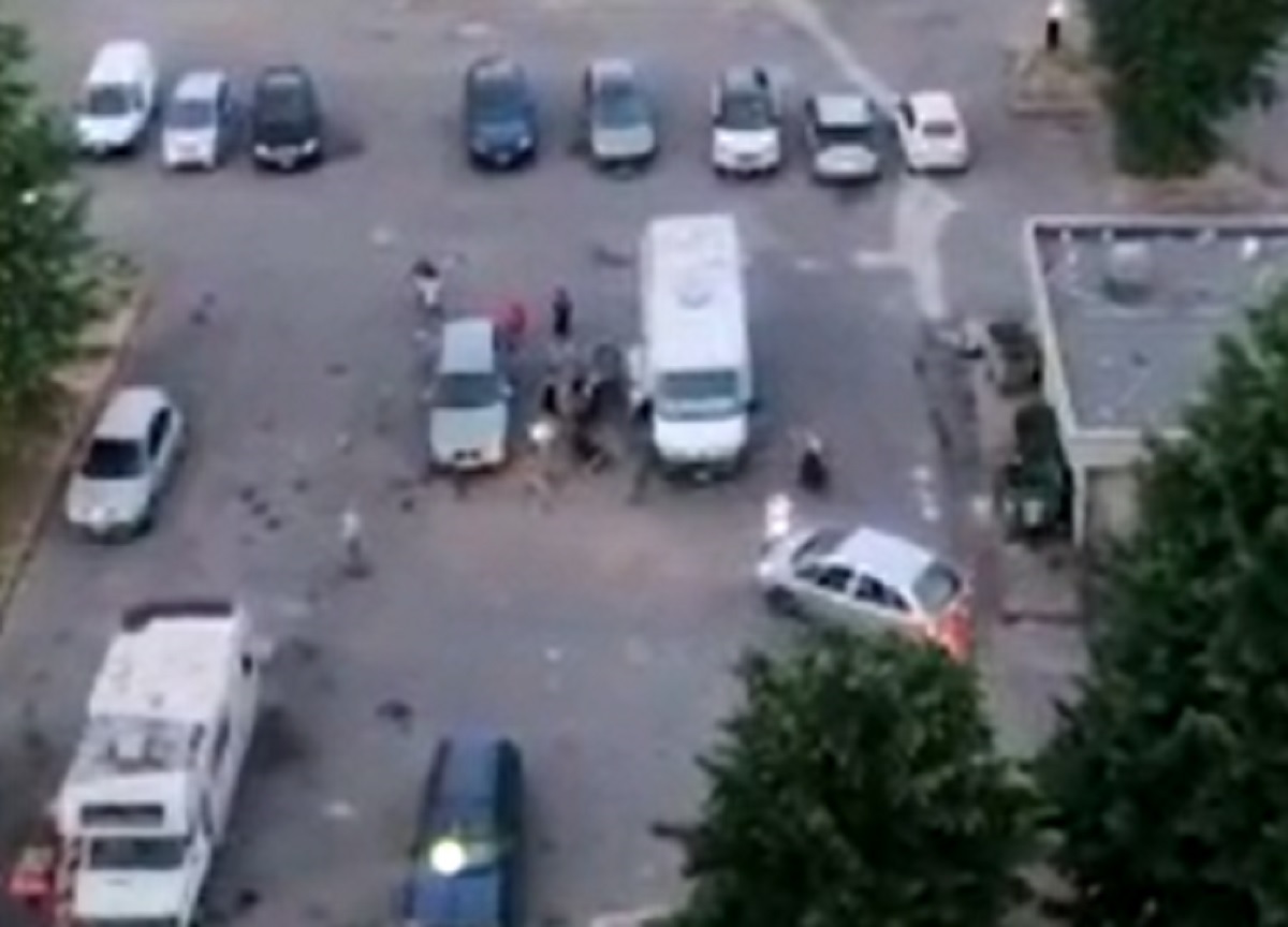 Milano, maxi rissa in via Bolla: sessanta persone armate di bastone Milano, maxi rissa in via Bolla: sessanta persone armate di bastone