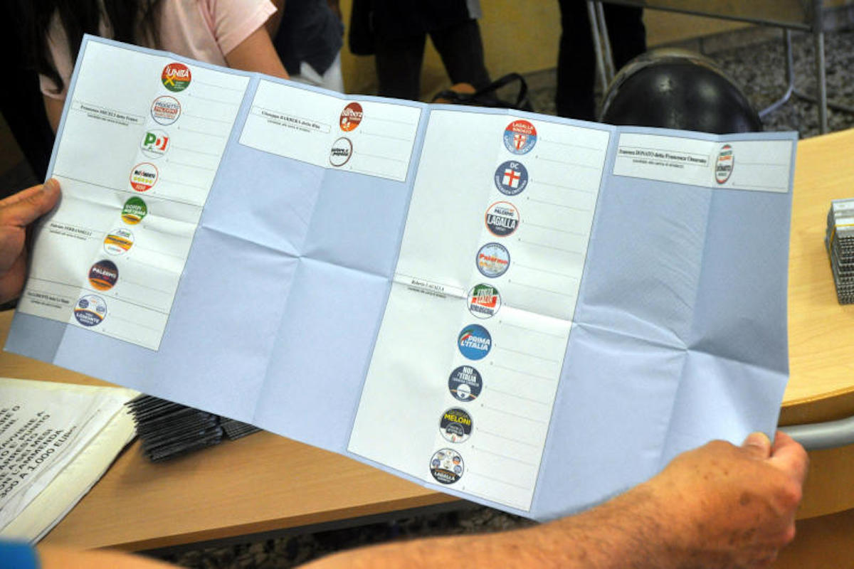 Palermo, ritardo per l’apertura dei seggi: bufera sulla ministra Lamorgese Palermo, ritardo per l’apertura dei seggi: bufera sulla ministra Lamorgese