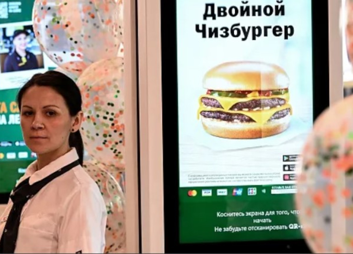 Putin converte McDonald’s in Vkousno i totchka. La Russia dribbla le sanzioni Putin converte McDonald’s in Vkousno i totchka. La Russia dribbla le sanzioni