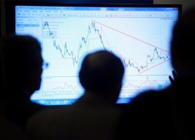 Crollano i mercati, ecco che cosa fare: puntare su materie prime e bond