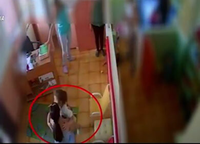 Bimba uccisa a Catania, l’ultimo abbraccio all’asilo tra la mamma e la piccola