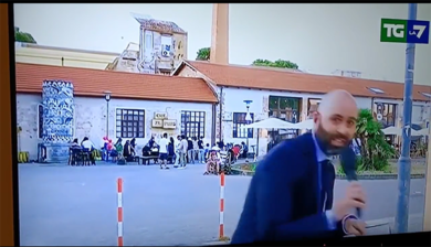 Maratona Mentana, gag su La7: l’inviato parla ma si scorda il microfono
