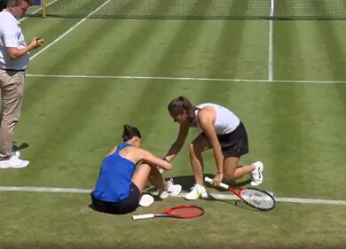 Berlino, la tennista russa soccorre l’avversaria ucraina: fair play virale