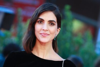 Raoul Bova e la “manina” di Rocio Morales: “Don Matteo” resta a bocca aperta