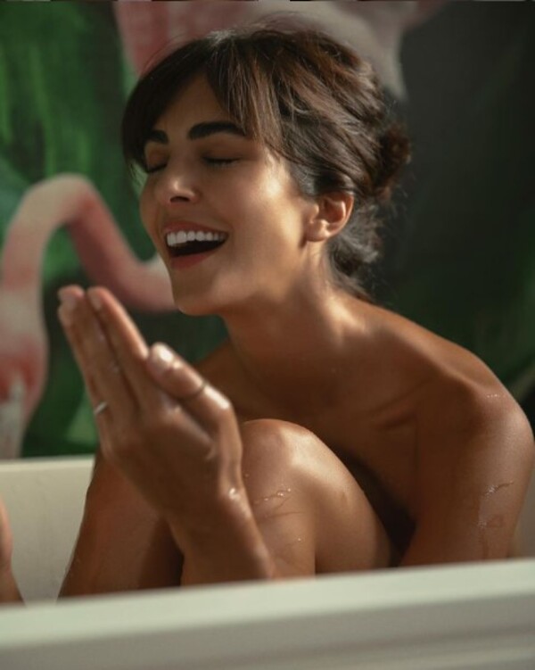 Raoul Bova e la “manina” di Rocio Morales: “Don Matteo” resta a bocca aperta