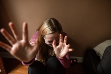 Violenza in famiglia, botte contro la figlia: “Devi vivere come una rom”