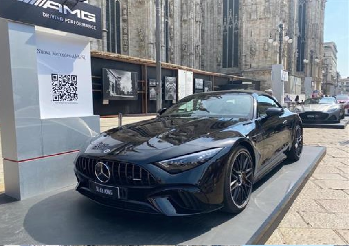 Auto di lusso sotto il Duomo, al via Milano Monza Motor Show Auto di lusso sotto il Duomo, al via Milano Monza Motor Show