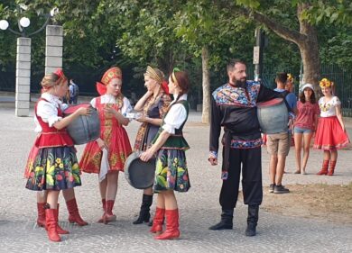 Milano, manifestano gli zaristi filo russi