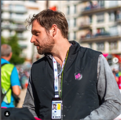 Tomaso Trussardi: nuovo look barba incolta e capelli spettinati