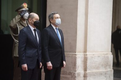 Draghi, Macron e Scholz a Kiev: treno con gli 007. L’Ucraina: “Non trattiamo”