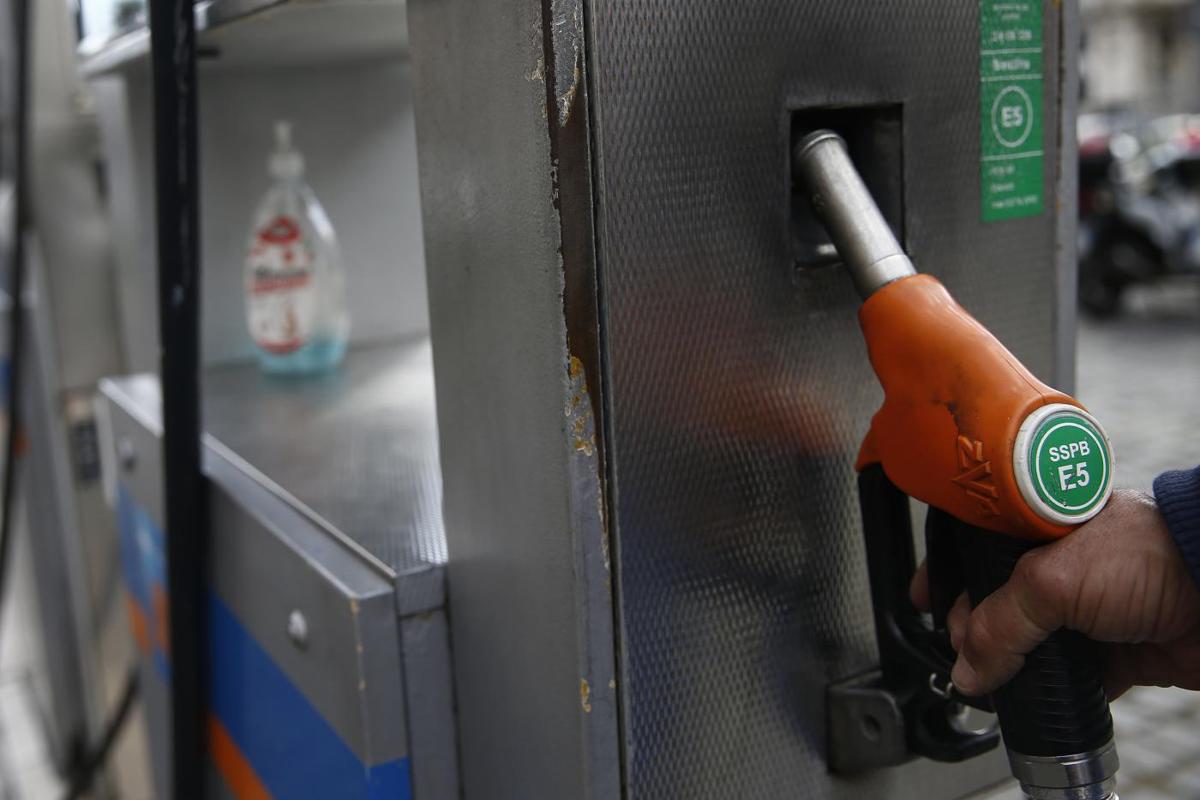 Caro carburanti, prezzi in salita: anche il gasolio supera i 2 euro al litro Caro carburanti, prezzi in salita: anche il gasolio supera i 2 euro al litro