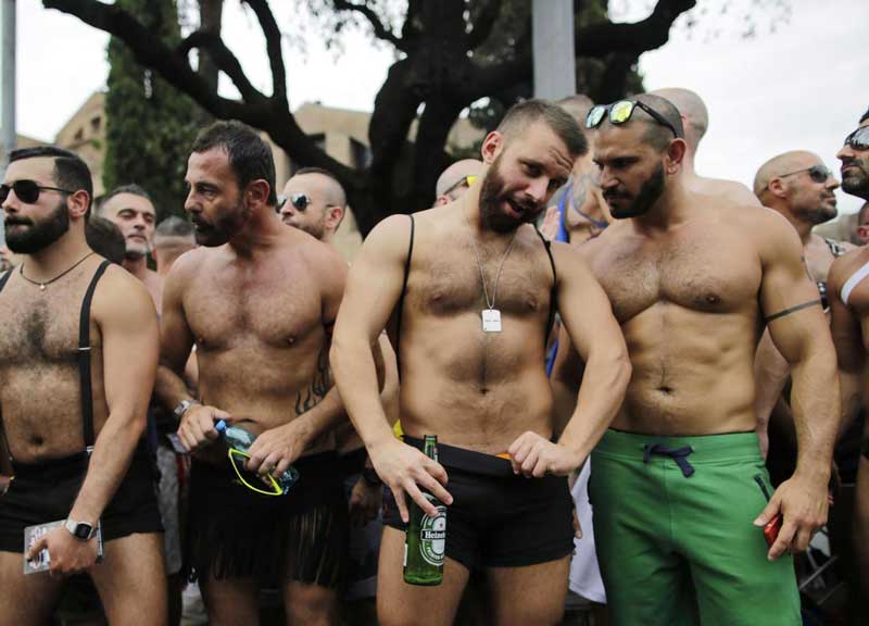 Gay pride e sfilate in tutta Italia: aumentano gli insulti social omofobi Gay pride e sfilate in tutta Italia: aumentano gli insulti social omofobi