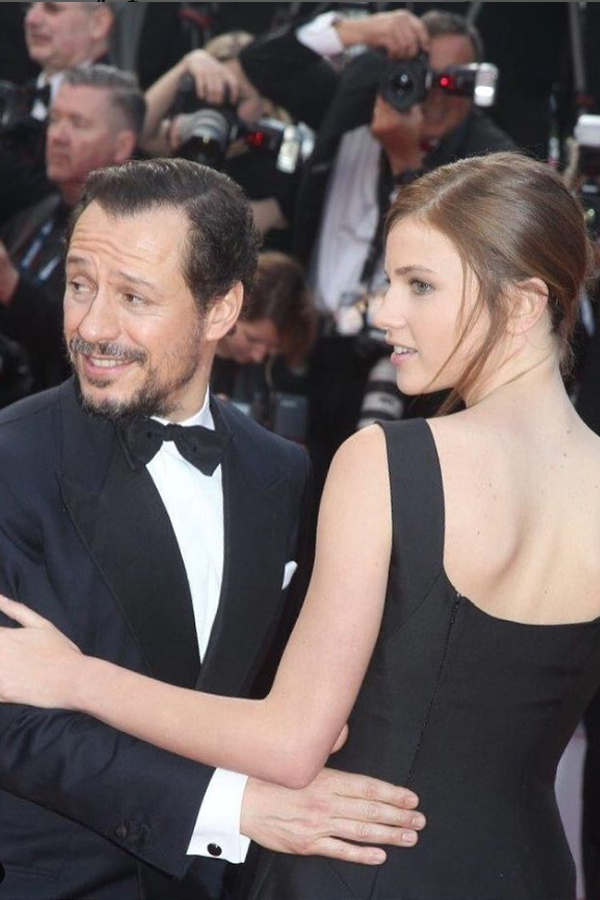 Stefano Accorsi, non solo cinema ma anche marito-papà impegnato. FOTO Stefano Accorsi, non solo cinema ma anche marito-papà impegnato. FOTO