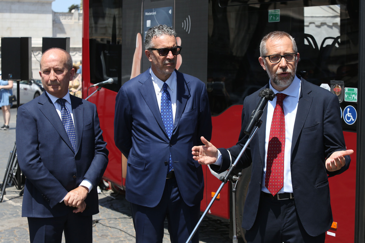 Atac, arriva a Roma il primo bus Tap&Go Atac, arriva a Roma il primo bus Tap&Go