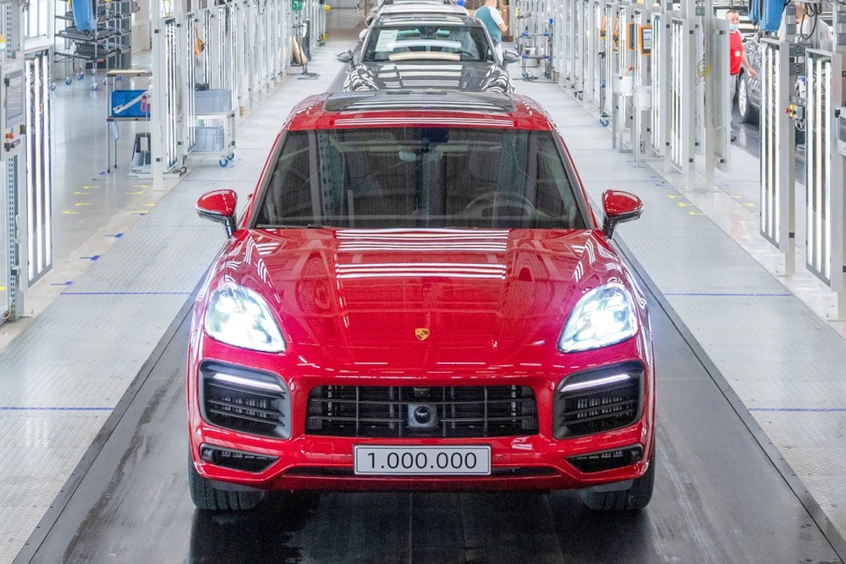 Porsche Cayenne compie vent’anni: tre generazioni di straordinario successo Porsche Cayenne compie vent’anni: tre generazioni di straordinario successo
