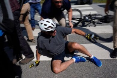Joe Biden cade dalla bici, ma poi si rialza e dice: “Sto bene”