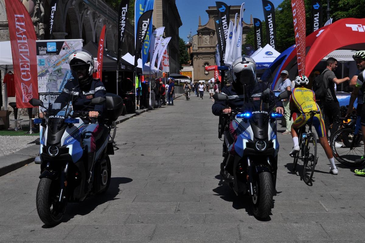 La Polizia di Stato su SEAT MÓ 125 a Bergamo La Polizia di Stato su SEAT MÓ 125 a Bergamo