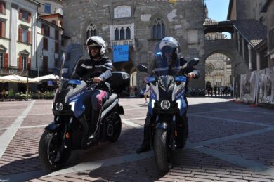 La Polizia di Stato su SEAT MÓ 125 a Bergamo