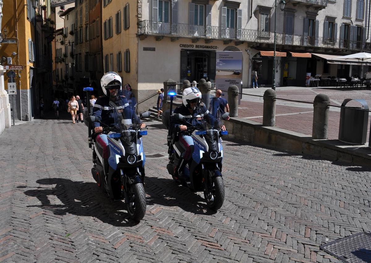 La Polizia di Stato su SEAT MÓ 125 a Bergamo La Polizia di Stato su SEAT MÓ 125 a Bergamo