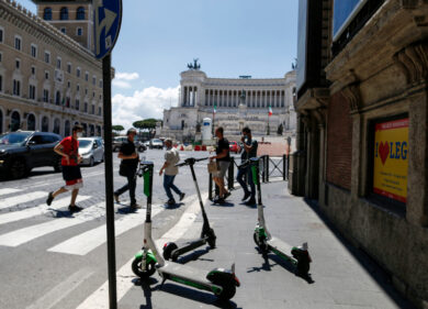 Invasione monopattini: Cnn: “Senza regole bloccano i marciapiedi e uccidono”