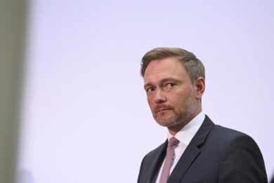La Germania boccia l’auto elettrica: “Sì al motore a benzina dopo il 2030”