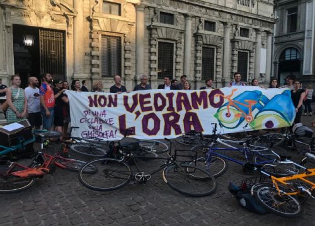 Ciclabile sul Ponte della Ghisolfa, presidio a Palazzo Marino. FOTO