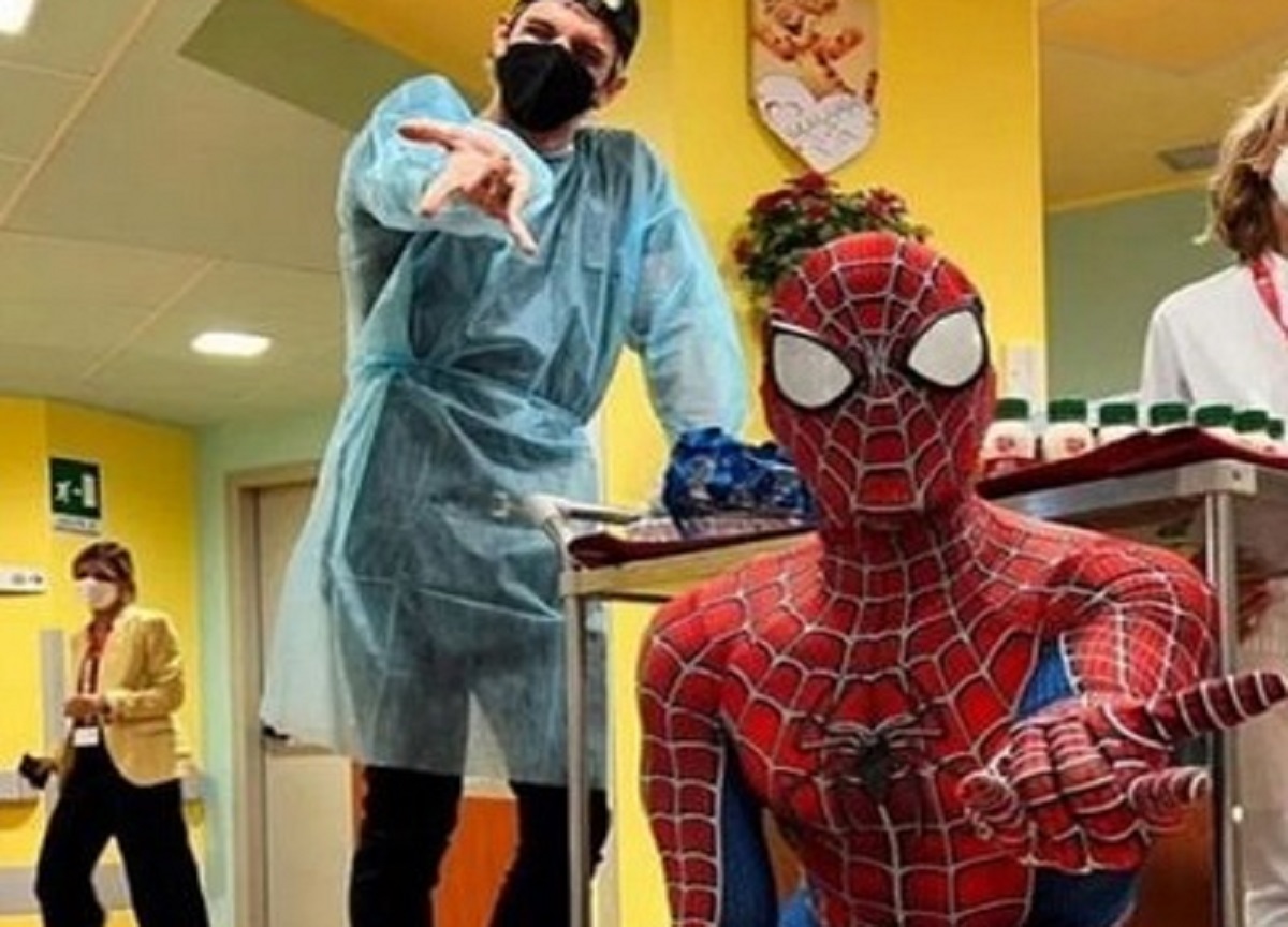 Achille Lauro (e Spiderman): visita ai bambini dell’ospedale San Donato. FOTO
