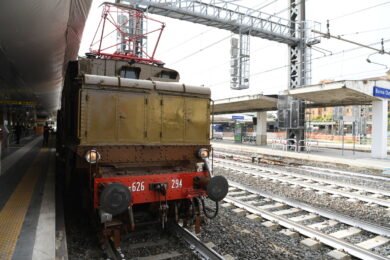 FS Italiane, un francobollo per i 100 anni della locomotiva E.431