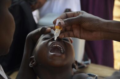 La poliomielite torna in Europa, Burioni: “Se non vaccinati fatelo subito”