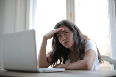 Napoli, 10 ore al giorno per 280 € al mese: ragazza rifiuta e spopola sul web