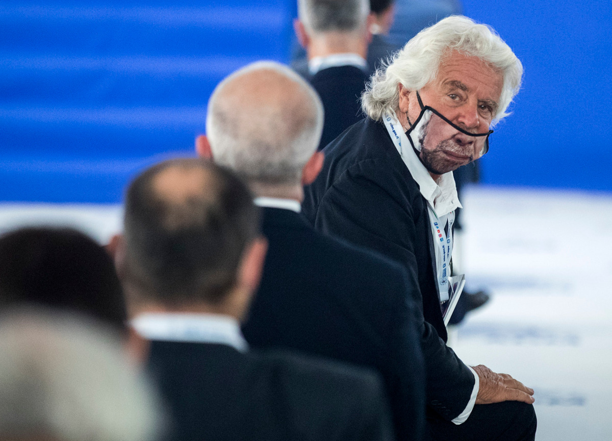 Di Maio affossa i conti del M5s. A rischio lo stipendio da 300mila € di Grillo Di Maio affossa i conti del M5s. A rischio lo stipendio da 300mila € di Grillo