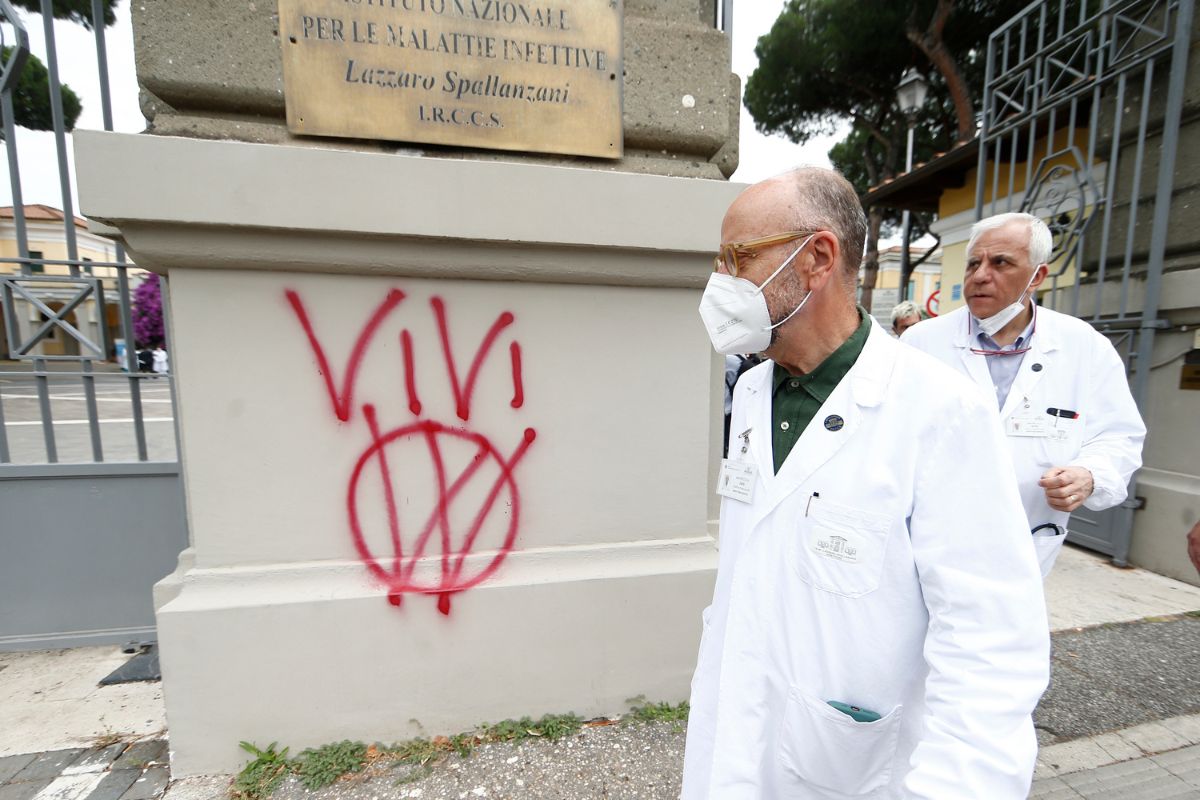 Scritte no vax allo Spallanzani, la rivolta dei medici: “Basta violenze” Scritte no vax allo Spallanzani, la rivolta dei medici: “Basta violenze”