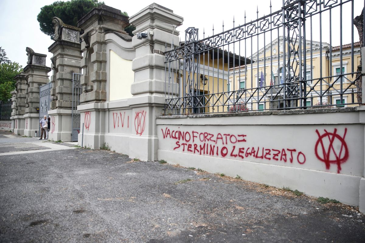 Scritte no vax allo Spallanzani, la rivolta dei medici: “Basta violenze” Scritte no vax allo Spallanzani, la rivolta dei medici: “Basta violenze”
